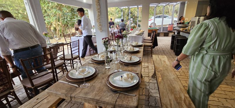 Área ampla de eventos do NaNena com varanda e vista para natureza arborizada